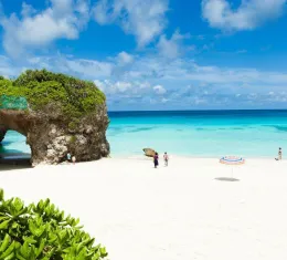 Plage de sable blanc aux eaux turquoise au Japon, parmi les plus belles plages de l’archipel