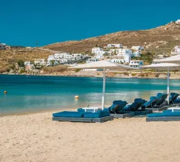 Plage de sable aux eaux turquoise à Mykonos, dans les Cyclades