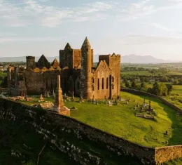 Vue aérienne du Rock of Cashel dominant la campagne du comté de Tipperary en Irlande