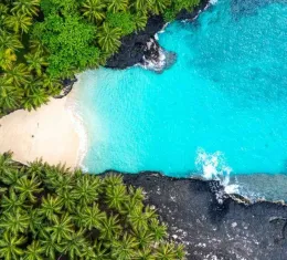 Plage tropicale aux eaux turquoise à São Tomé-et-Príncipe