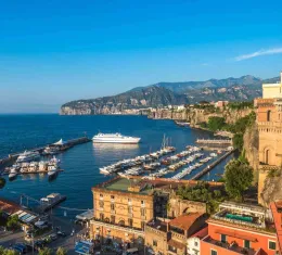 Vue panoramique de Sorrente et de la baie de Naples en Italie