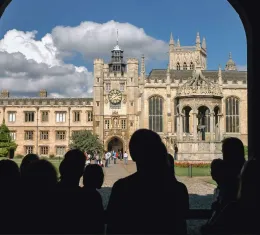 Visiteurs découvrant un monument historique lors d’un voyage en Angleterre
