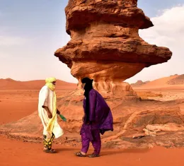 Voyageurs découvrant les paysages du Sahara algérien dans le Tassili n'Ajjer, une destination incontournable pour voyager en Algérie