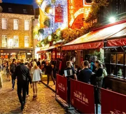 Rue animée de Temple Bar à Dublin en soirée