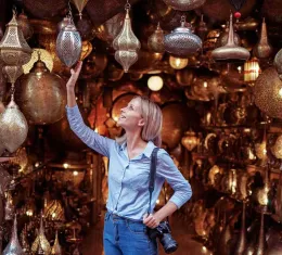 Voyageuse dans les souks de Marrakech lors de son séjour au Maroc
