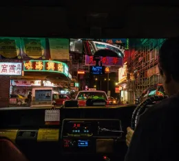 Vue de nuit depuis un taxi en Chine avec des enseignes en caractères chinois