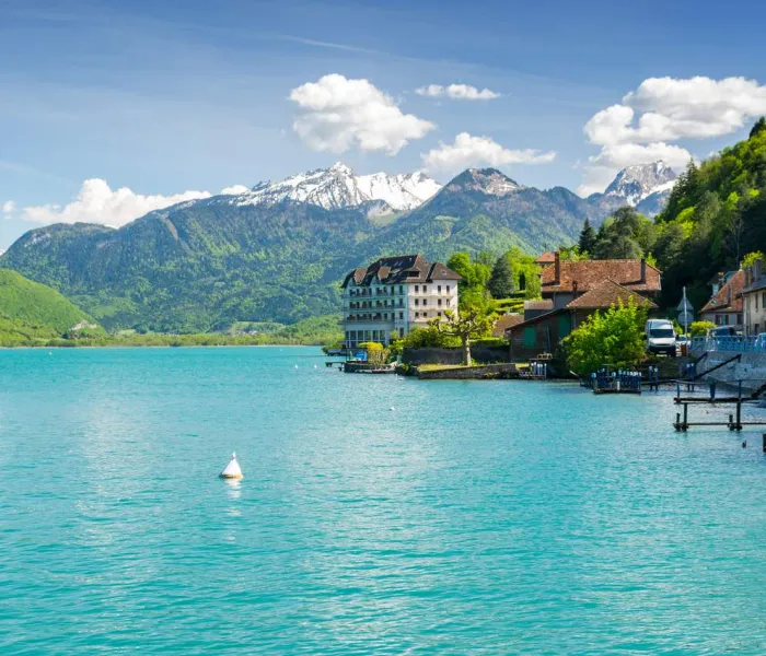 Le lac d'Annecy compte parmi les plus beaux lacs de France.