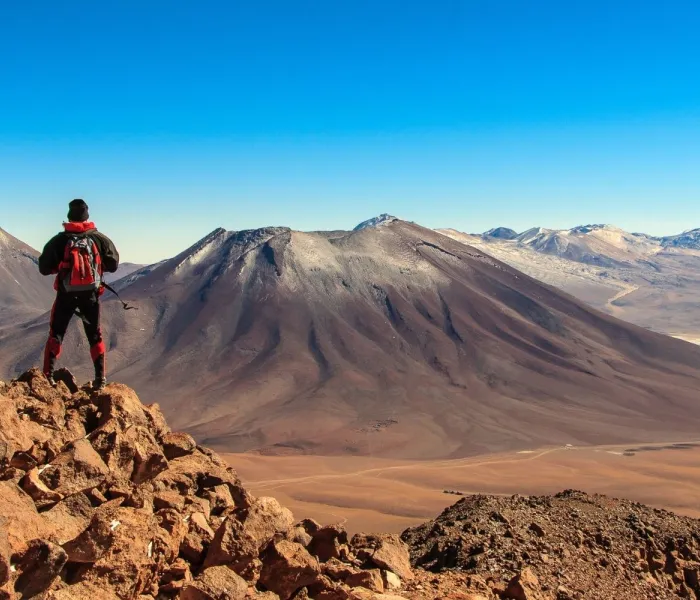 Un randonneur dans le désert d'Atacama au Chili