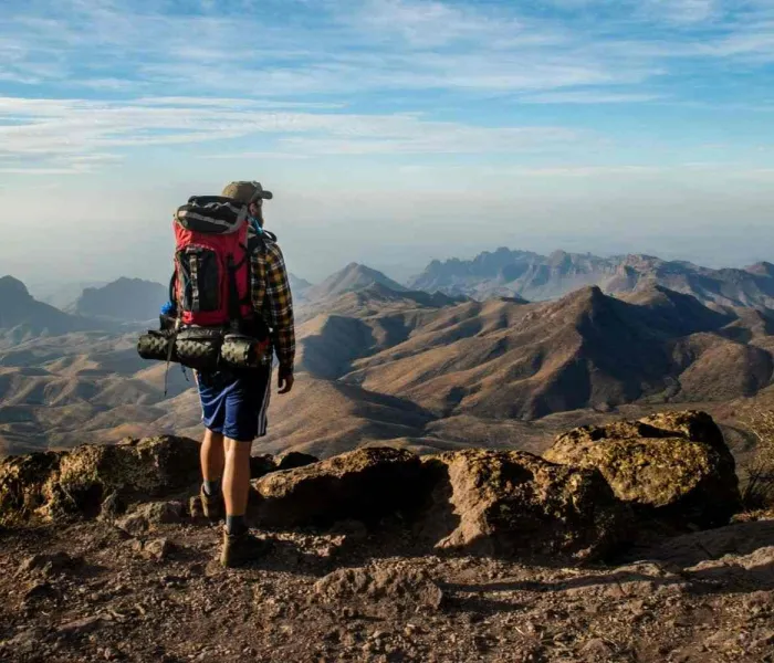 Un randonneur dans le parc national de Big Bend au Texas.