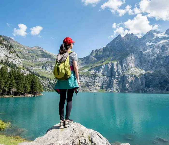 Randonneuse près du lac d’Oeschinen lors d’une randonnée en Suisse
