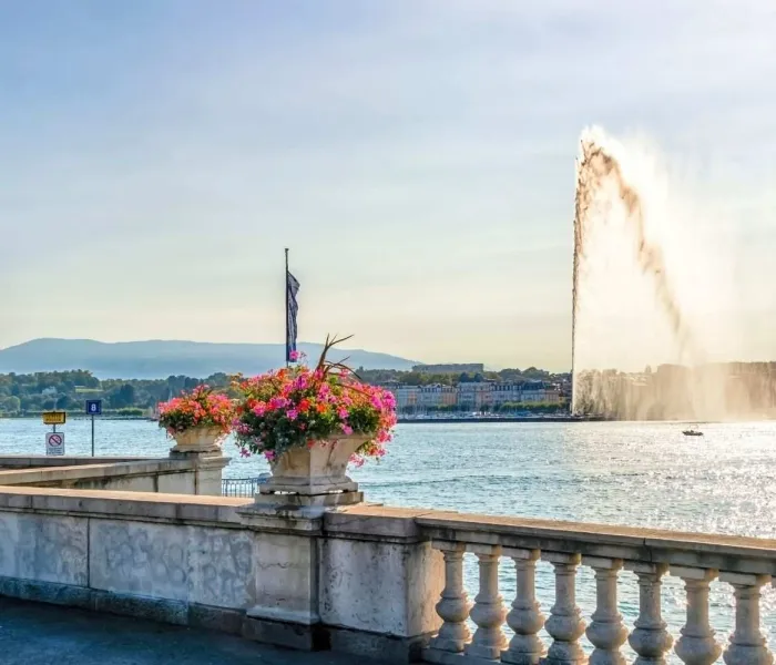 Bord du lac Léman à Genève avec le Jet d’Eau et la ville en arrière-plan