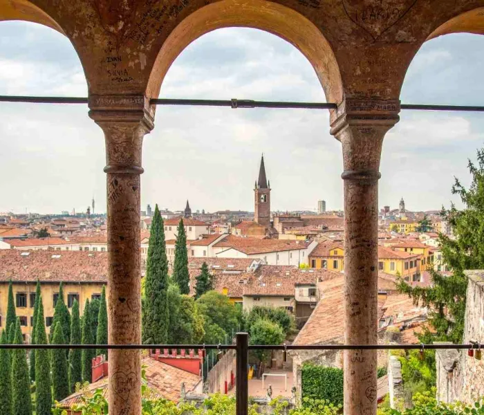 Vue sur le centre historique de Vérone depuis le parc Giardino Giusti