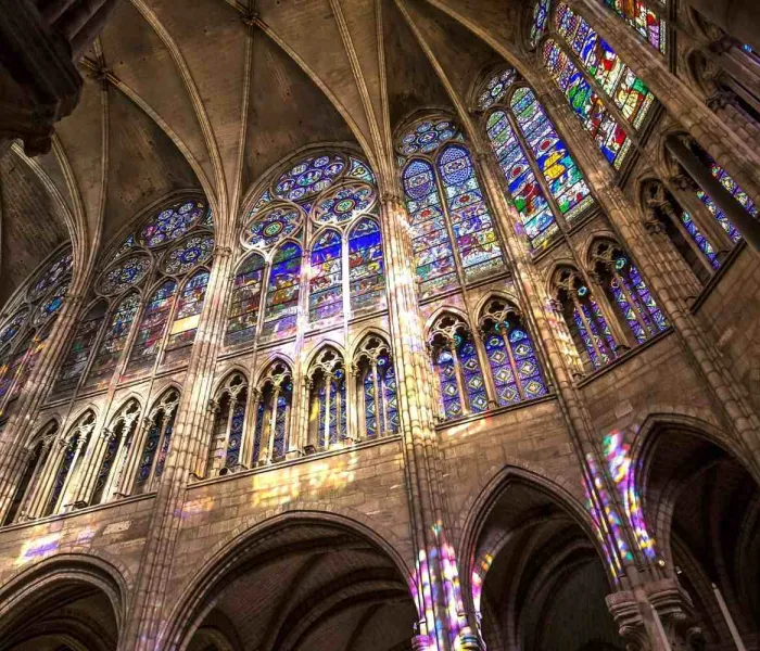 Intérieur de la basilique de Saint-Denis, berceau de l’architecture gothique en France