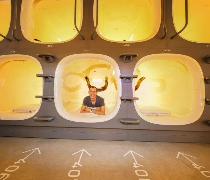 Hôtel capsule à Tokyo de nuit, solution d’hébergement économique pour voyager au Japon pas cher