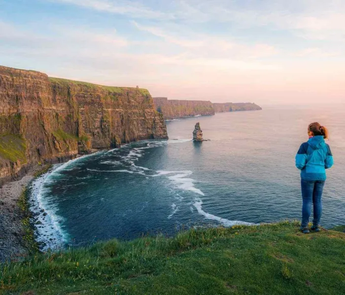 Falaises de Moher en Irlande au coucher du soleil, site incontournable à voir lors d’un voyage en Irlande