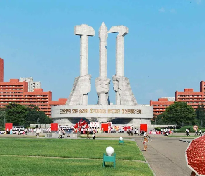 Monument à la fondation du Parti du travail à Pyongyang en Corée du Nord avec symbole marteau, faucille et pinceau