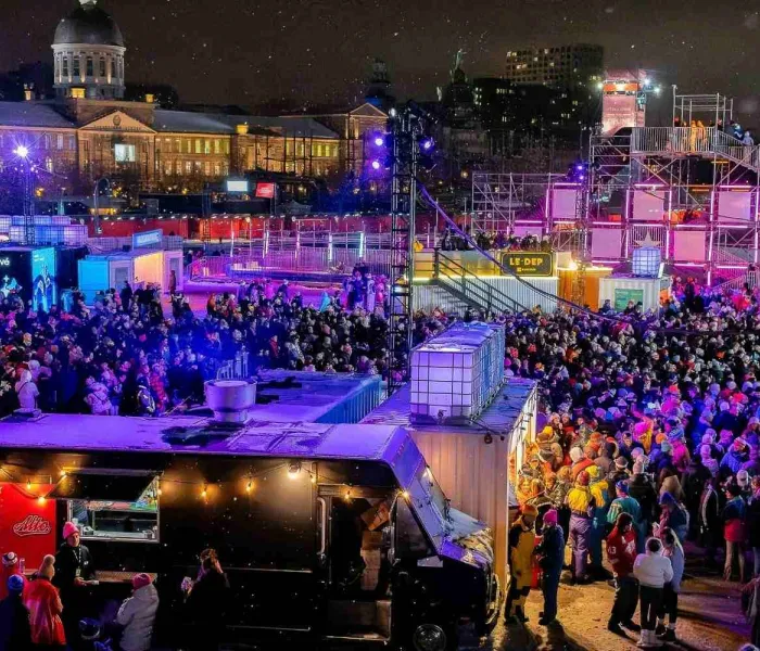 Foule en train de faire la fête à l’Igloofest de Montréal lors d’un événement nocturne en plein hiver