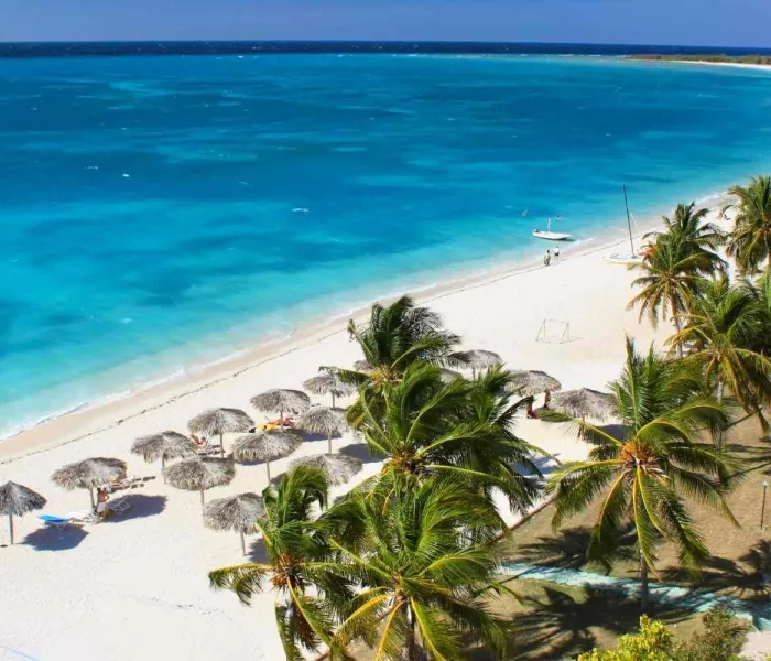 Plage paradisiaque à Cuba avec sable blanc et eaux turquoise cristallines"