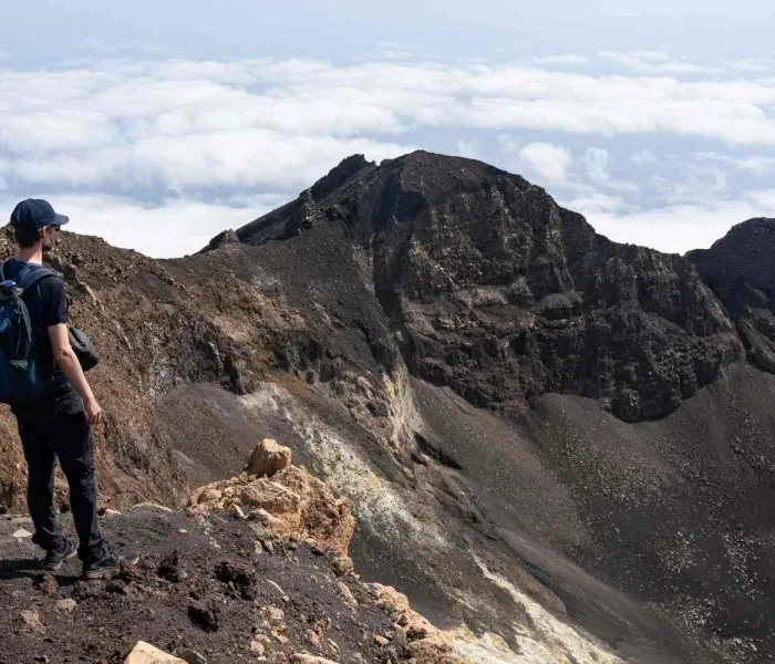 Un randonneur au sommet du volcan Pico do Fogo au Cap Vert