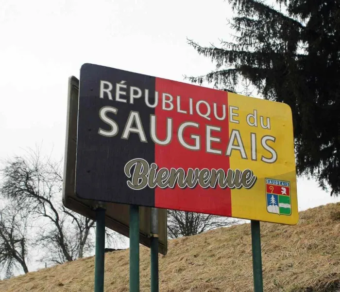 Panneau de bienvenue de la République du Saugeais dans le Haut-Doubs, entre Montbenoît et Pontarlier