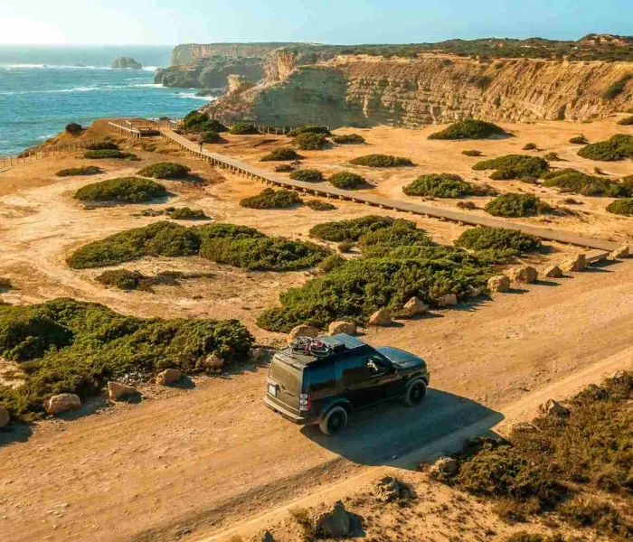 Une voiture sur un route de l'Algarve au Portugal.