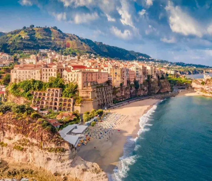 Vue panoramique de Tropea en Calabre, plages turquoise et mer Méditerranée sur la Costa degli Dei en Italie du Sud