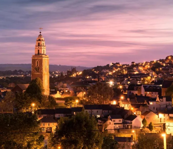 Vue panoramique de Cork en Irlande au coucher du soleil avec toits de la ville et tour emblématique