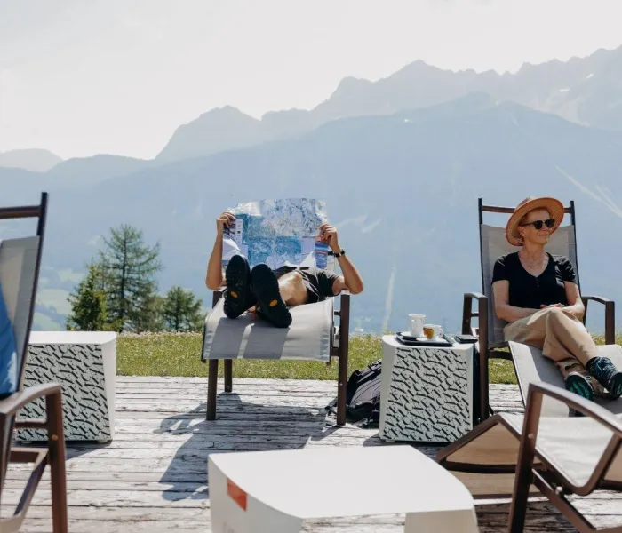 Visiteurs se relaxant sur une terrasse panoramique à Col Druscié au-dessus de Cortina d’Ampezzo dans les Dolomites