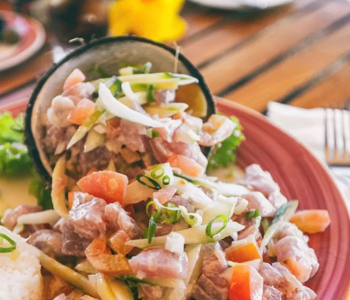 Poisson cru au lait de coco, spécialité de la cuisine tahitienne servie à Tahiti en Polynésie française