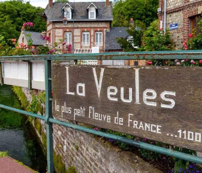 Panneau indiquant la Veules, le plus petit fleuve de France, illustrant les lieux de record en France