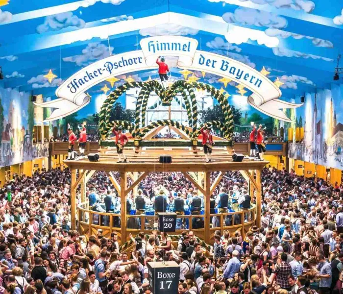 La tente Hacker-Pschorr à l’Oktoberfest de Munich remplie de visiteurs venus profiter de la fête de la bière