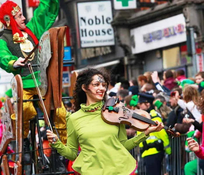 Participants costumés lors de la parade de la Saint-Patrick à Dublin en Irlande