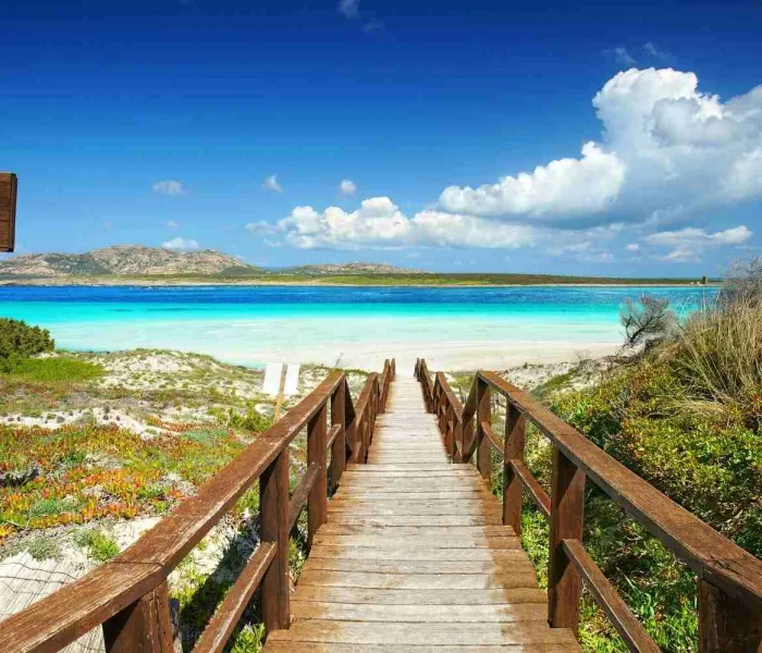 Plage de La Pelosa à Stintino en Sardaigne avec sable blanc et eau turquoise cristalline
