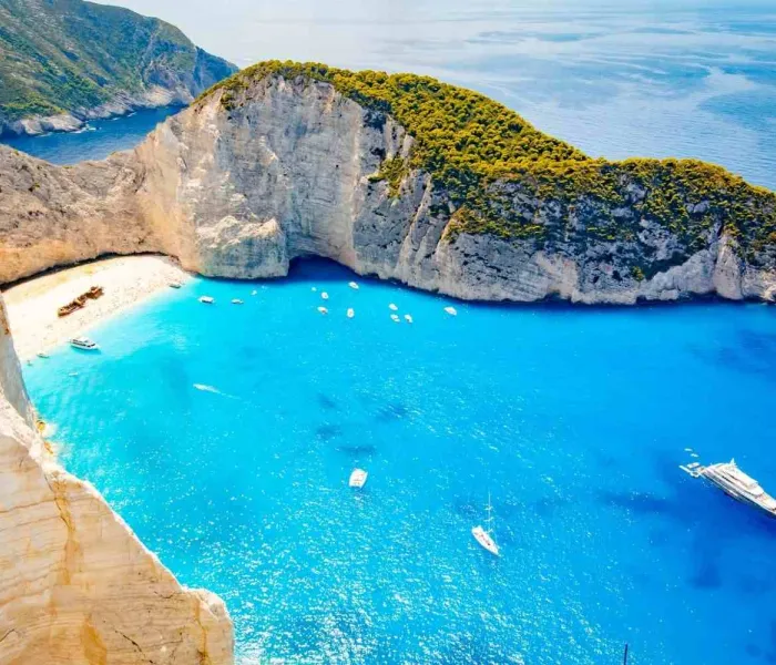 Vue de la plage de Navagio à Zakynthos avec ses falaises calcaires et son eau turquoise en Grèce