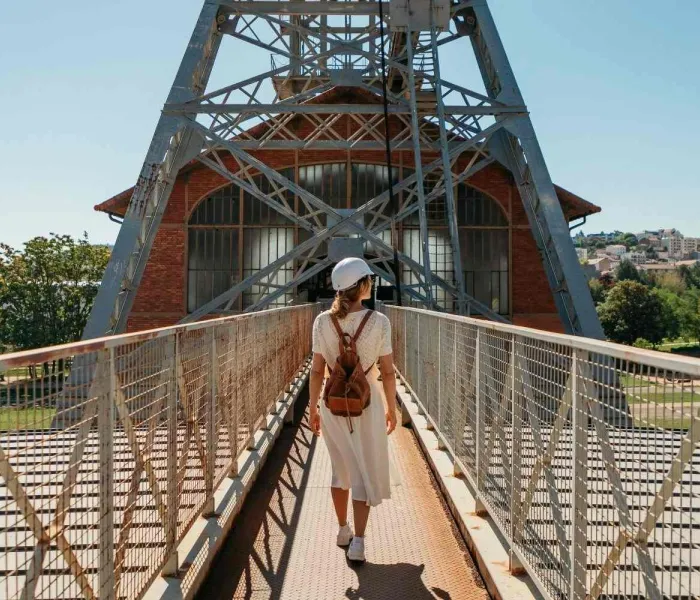 Visite du Puits Couriot à Saint-Étienne passerelle du Musée de la Mine avec vue sur la ville
