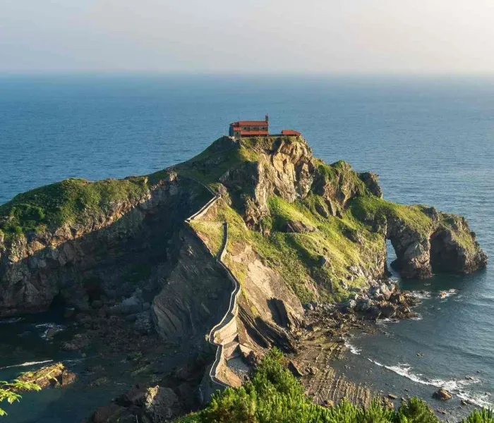an Juan de Gaztelugatxe au Pays basque espagnol avec son escalier sur l’océan Atlantique