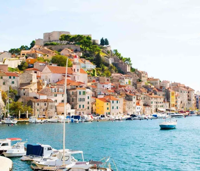 Vue de la vieille ville de Šibenik en Croatie avec son port, ses maisons en pierre et la mer Adriatique
