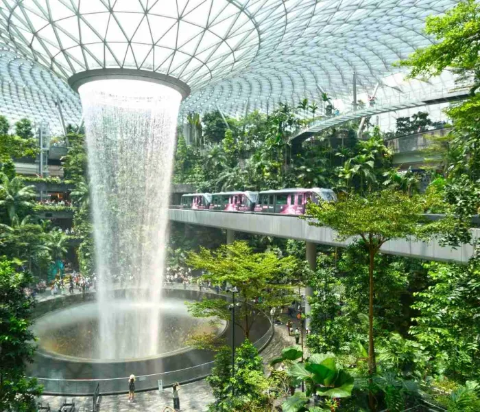 Cascade intérieure du Jewel à l’aéroport de Singapour, symbole de la ville futuriste 