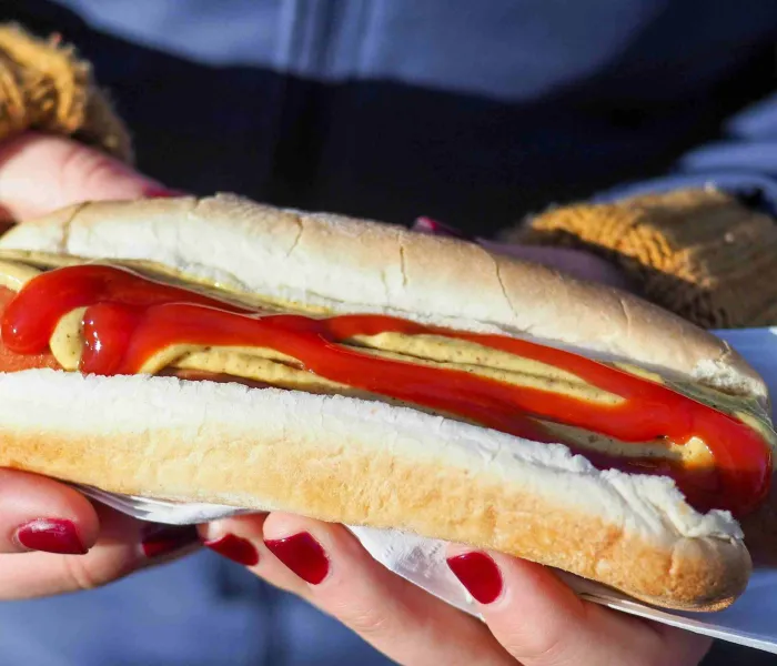 Hot-dog new-yorkais avec moutarde et ketchup, spécialité street food emblématique de New York