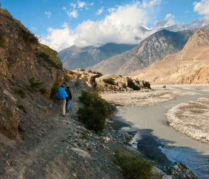 Randonneurs sur le trek de Jomsom dans la vallée de la Kali Gandaki dans la région de l’Annapurna au Népal