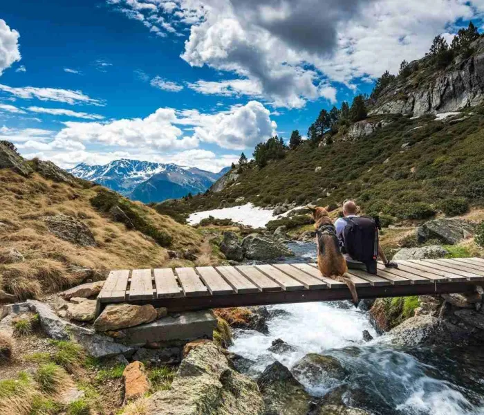 Randonnée en Andorre dans les Pyrénées avec paysage de montagne et rivière