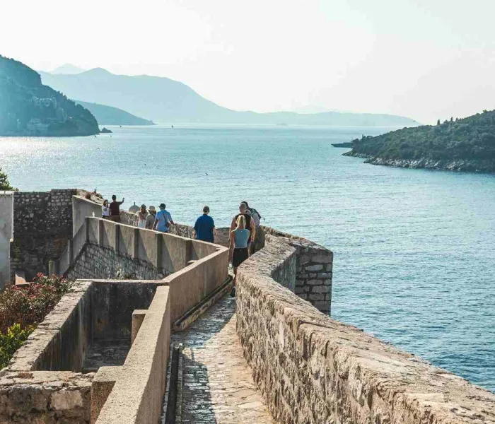 Remparts de Dubrovnik et chemin de ronde dominant la vieille ville et la mer Adriatique