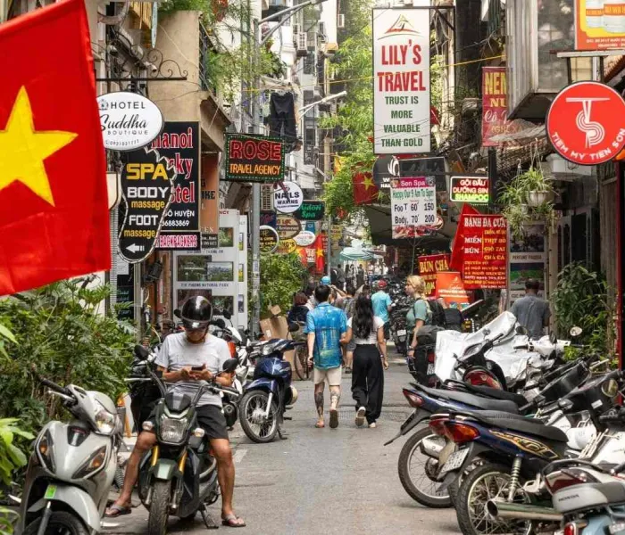 Scène de vie quotidienne à Hanoï au Vietnam, aperçu de l’ambiance avant de visiter la ville