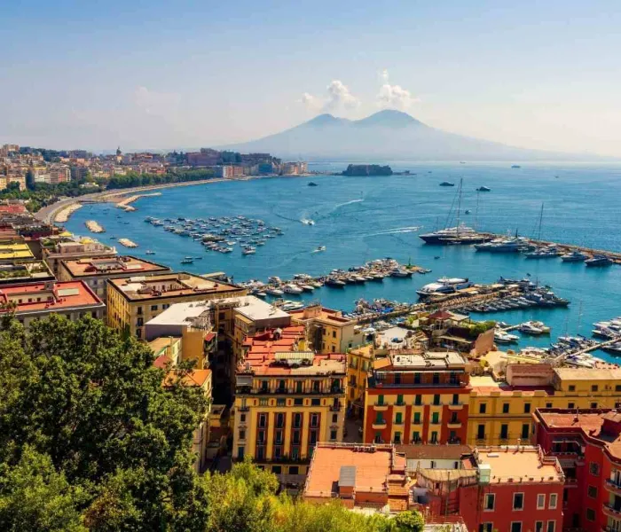 Vue panoramique de Naples et de la baie de Naples avec le Vésuve en arrière-plan, Italie