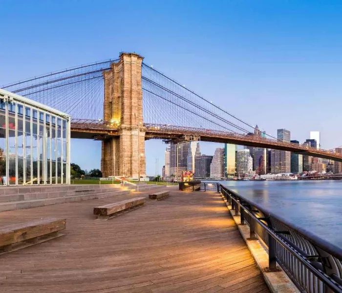 Skyline de Lower Manhattan au lever du soleil vue depuis Brooklyn Bridge Park