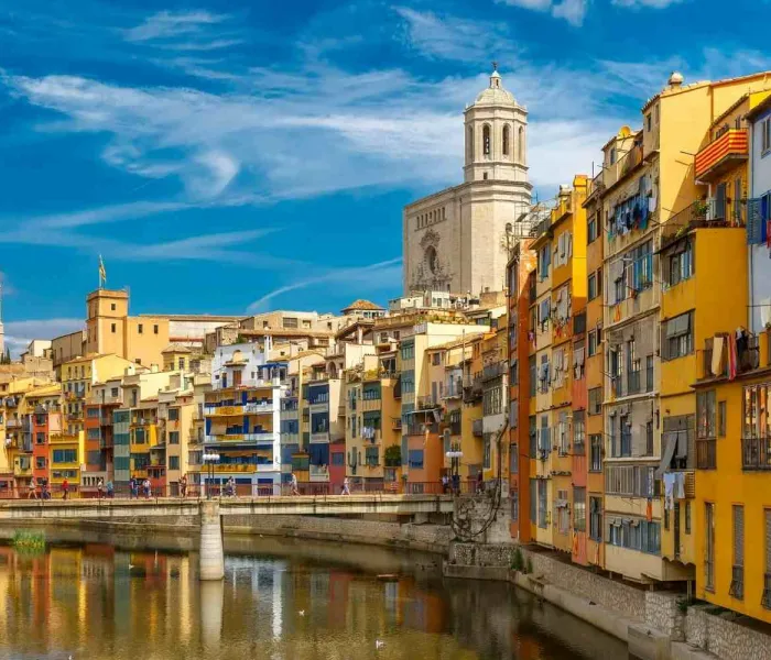 Maisons colorées le long de l’Onyar à Gérone en Espagne
