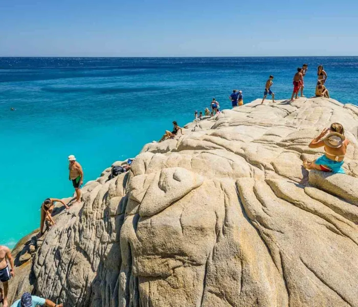 La plage des Seychelles est l'un des incontournables de l'île d'Ikaria en Grèce