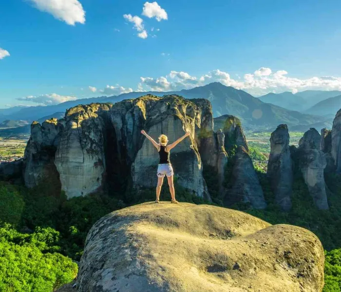 Randonneuse admirant le panorama des Météores depuis le point de vue de Psaropetra en Grèce