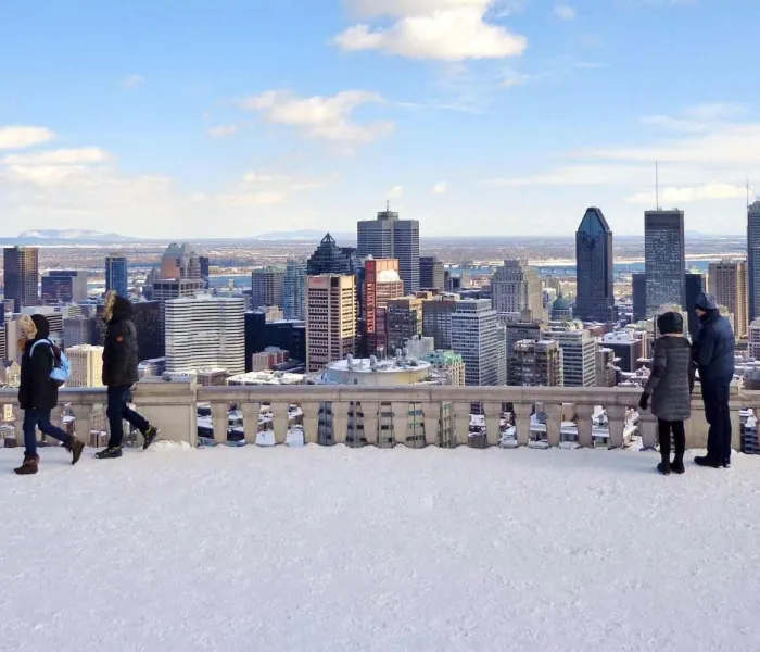 Vue panoramique de Montréal enneigée depuis le belvédère du Mont Royal