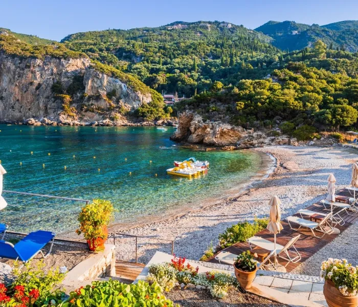 Plage d’Agios Petros à Paleokastritsa sur l’île de Corfou en Grèce